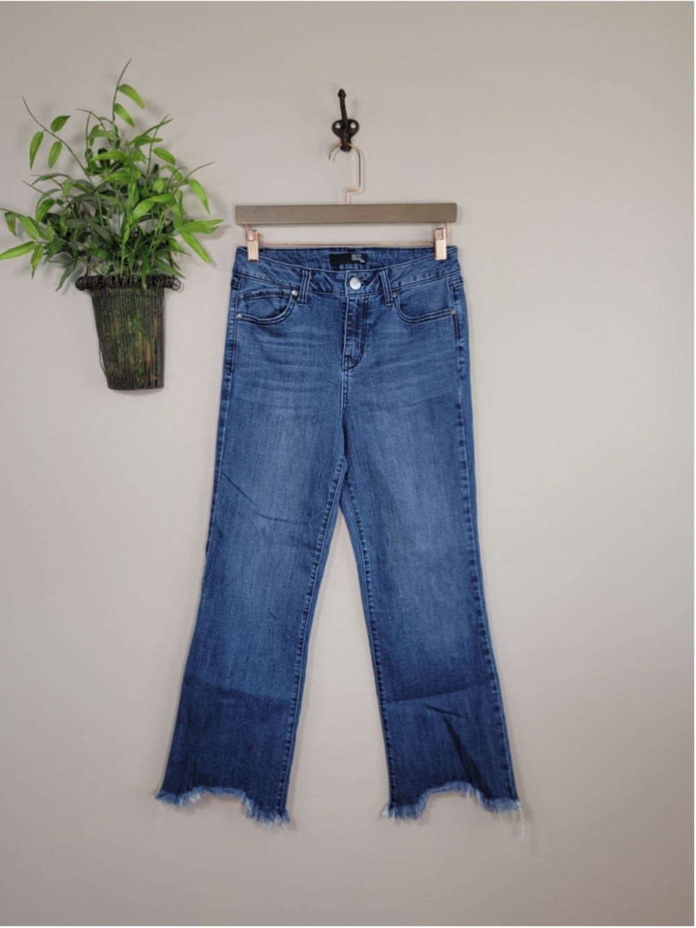 1822 Denim 6 Ailani Crop Flare Demi Boot Jeans Frayed Hem Medium Blue High Rise